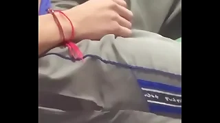 Mi amigo sufre una Ereccion en Clases